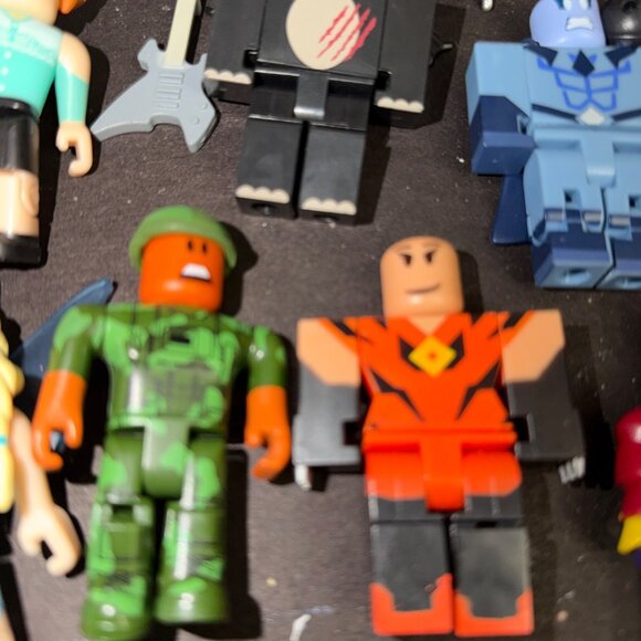 Lot Of 10 Roblox Action Figures With Accessories no codes - Picture 6 of 8